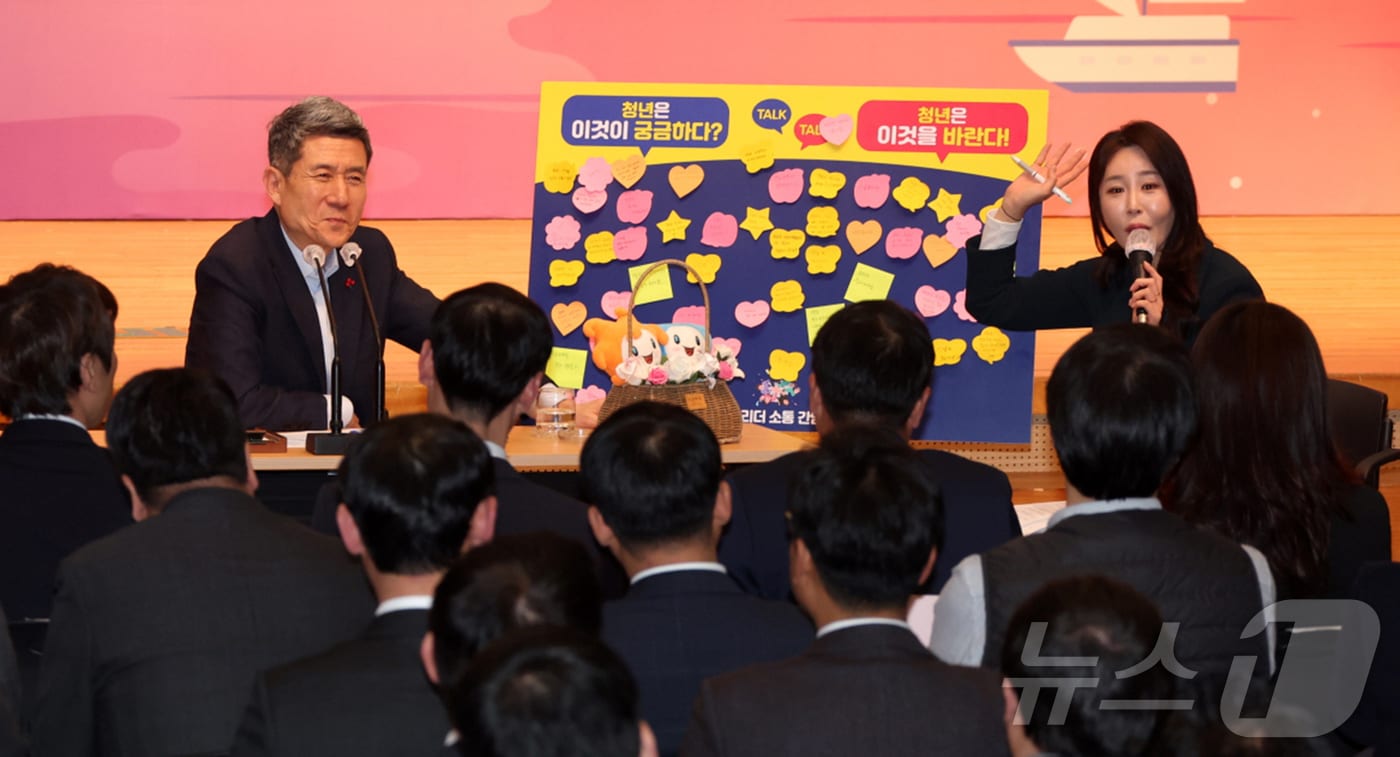 지난해 4월 이강덕 경북 포항시장이 시청 대회의실에서 청년리더소통간담회애서 질문을 받고 있다. (포항시제공, 재판매 및 DB 금지) 2025.3.17/뉴스1