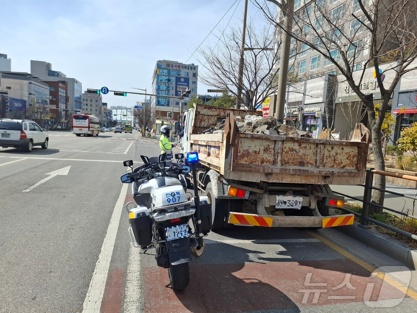 전북경찰청은 '봄·개학철 교통안전 특별대책' 기간인 내달 18일까지 화물차·버스 등에 대한 교통안전 활동을 강화한다고 17일 밝혔다.(전북경찰 제공. 재판매 및 DB금지)
