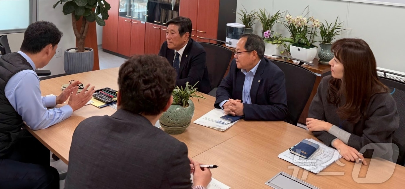 조상래 곡성군수(왼쪽에서 세번째)가 17일 중앙부처를 방문해 현안 사업에 대해 지원을 요청하고 있다.(곡성군 제공. 재판매 및 DB 금지)