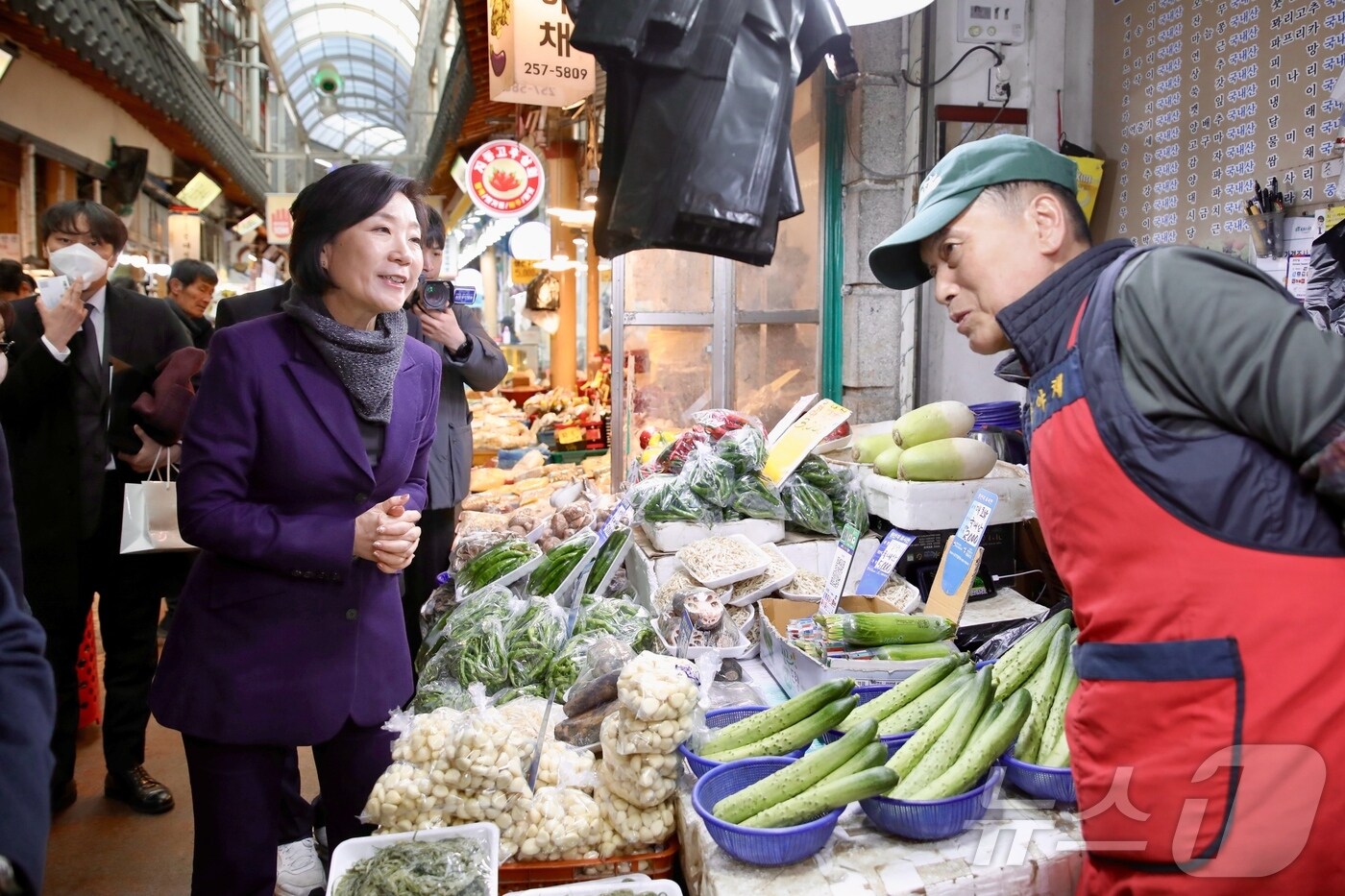 오영주 중기부 장관이 수원 지역 전통시장을 찾아 상점가의 민생현안 등을 청취했다 (중기부 제공)