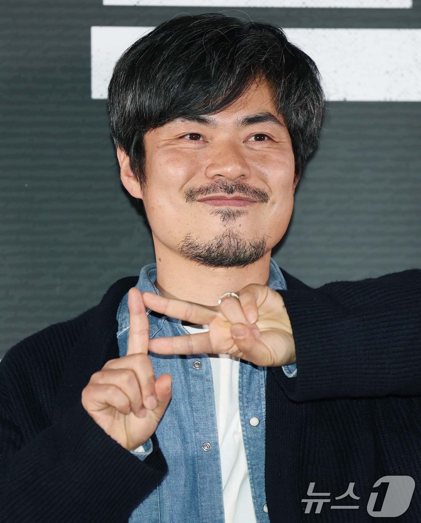 조장호 감독이 17일 서울 송파구 롯데시네마 월드타워점에서 열린 영화 '스트리밍' 언론시사회에서 포즈를 취하고 있다. ‘스트리밍’은 구독자수 1위의 범죄 채널 스트리머 우상(강하늘 분)이 풀리지 않던 연쇄살인사건의 단서를 발견하고 범인을 추적하는 과정을 실시간으로 방송하며 벌어지는 스릴러다. ⓒ News1 권현진 기자