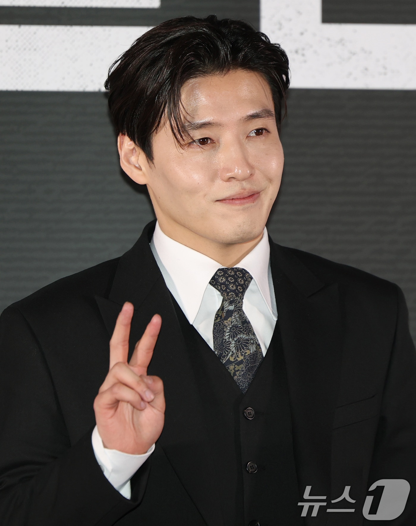 배우 강하늘이 17일 서울 송파구 롯데시네마 월드타워점에서 열린 영화 '스트리밍' 언론시사회에서 포즈를 취하고 있다. ‘스트리밍’은 구독자수 1위의 범죄 채널 스트리머 우상(강하늘 분)이 풀리지 않던 연쇄살인사건의 단서를 발견하고 범인을 추적하는 과정을 실시간으로 방송하며 벌어지는 스릴러다. 2025.3.17/뉴스1 ⓒ News1 권현진 기자