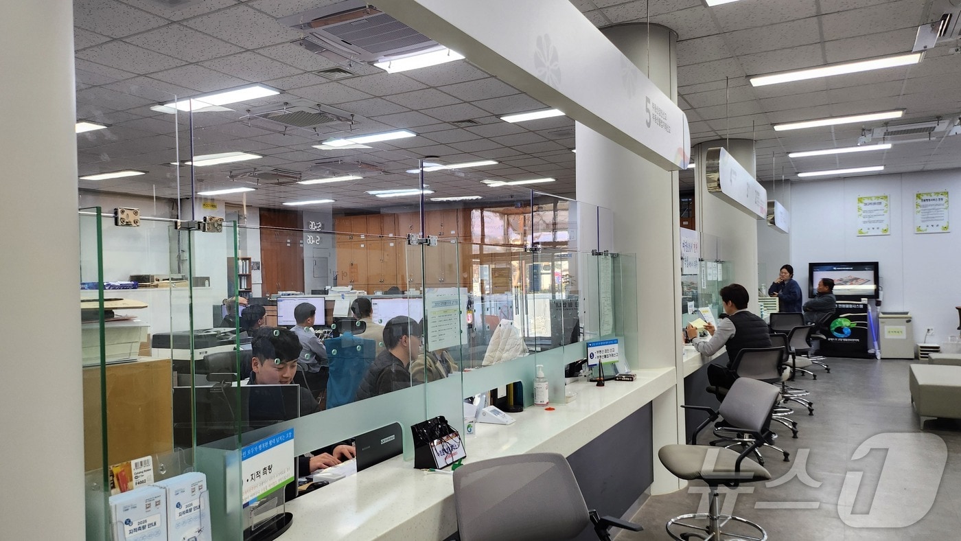  고창군이 안전한 민원실 근무환경 조성을 위해 군청 민원실과 읍·면 민원실에 안전가림막을 설치했다.(고창군 제공. 재판매 및 DB금지)