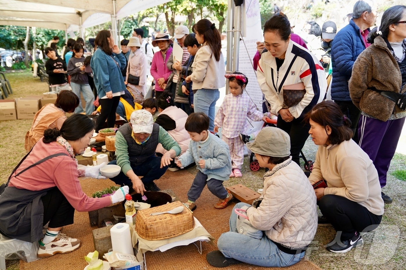 서귀포봄맞이축제에서 도민과 관광객들이 빙떡 만들기 체험을 하고 있다.(서귀포문화사업회 제공. 재판매 및 DB 금지)
