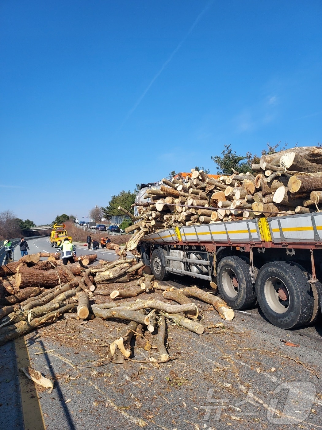 17일 오후 3시 2분께 전북자치도 정읍시 북면 한 교차로를 달리던 26톤 트럭이 앞서 주행 중이던 15톤 트럭을 추돌했다.(전북소방 제공. 재판매 및 DB금지)