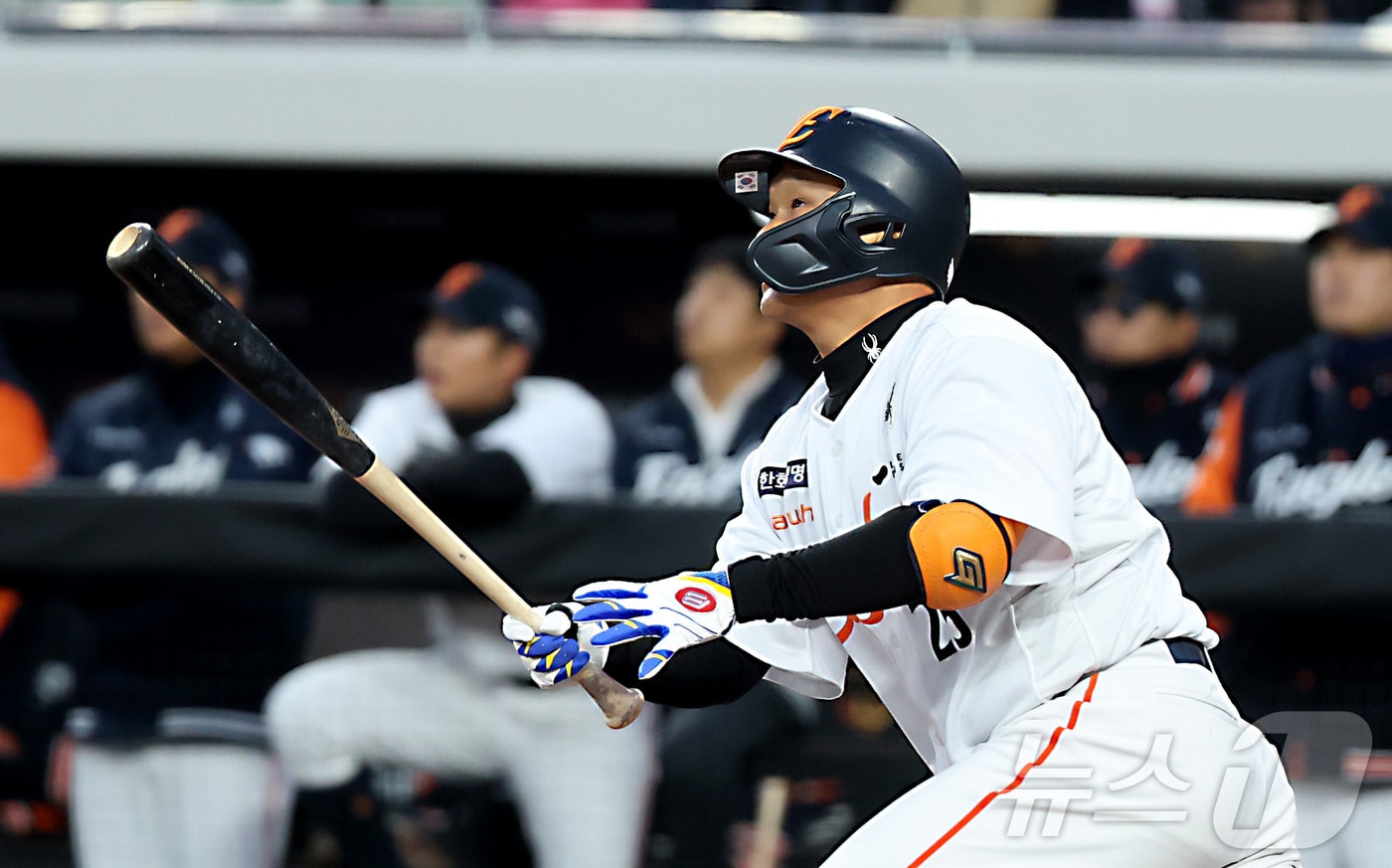 17일 대전 한화생명 볼파크에서 열린 2025 프로야구 KBO리그 한화이글스와 삼성라이온즈의 시범경기에서 한화 김태연이 1회 1점 홈런을 치고 있다. 2025.3.17/뉴스1 ⓒ News1 김기남 기자