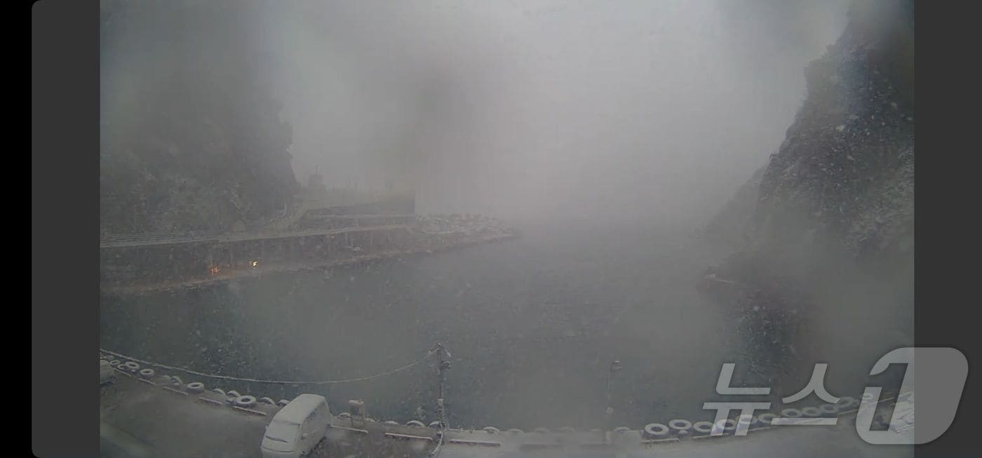 기상청이 18일 오전 6시30분을 기해 경북 울릉군 잔역에 대설경보를 발령했다. (울릉군실시간방송 갈무리, 재판매 및 DB 금지) 2025.3.18/뉴스1