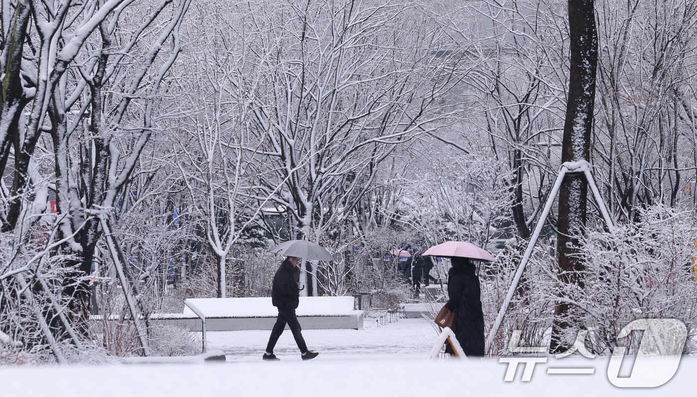 서울 광화문광장에서 시민들이 출근길 발걸음을 옮기고 있다./뉴스1 ⓒ News1 박지혜 기자