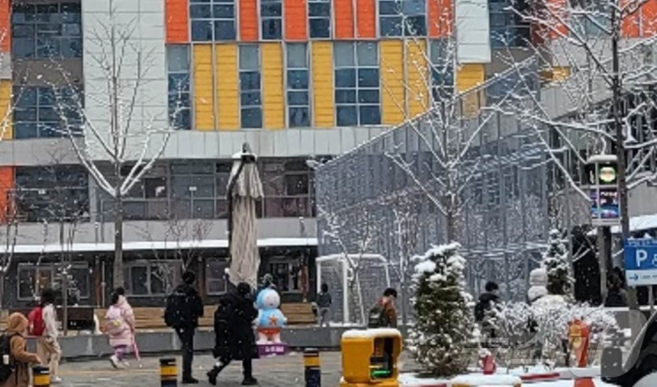 18일 강원 곳곳에 대설특보가 내려진 가운데, 이날 오전 8시 30분쯤 원주시 지정면의 한 초등학교 주변에서 학생들이 등교하고 있다. (재판매 및 DB금지) 2025.3.18/뉴스1 ⓒ News1 신관호 기자