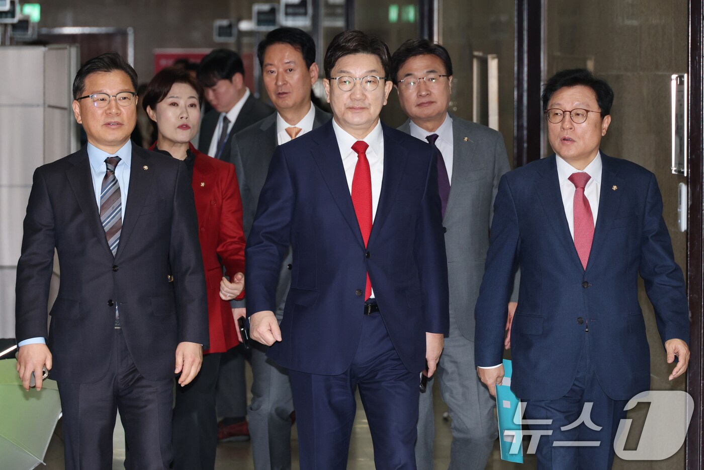 권성동 국민의힘 원내대표&#40;가운데&#41;와 박형수 원내수석부대표&#40;오른쪽&#41;, 이양수 사무총장이 18일 오전 서울 여의도 국회에서 열린 원내대책회의에 참석하고 있다. 2025.3.18/뉴스1 ⓒ News1 이광호 기자