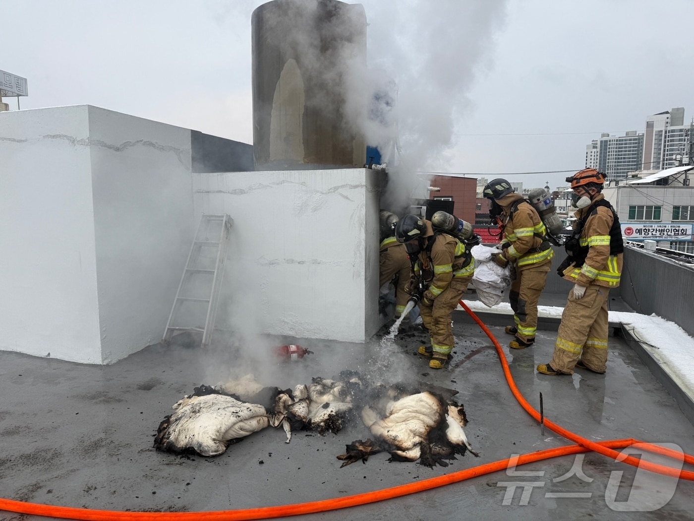 18일 오전 10시 11분쯤 광주 북구 우산동의 한 모텔에서 불이 나 소방당국이 진화하고 있다.(광주 북부소방 제공. 재판매 및 DB 금지)