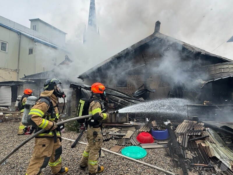 18일 오전 9시 5분쯤 충북 영동군 영동읍 한 음식점 건물에 불이 났다. (영동소방서 제공. 재판매 및 DB금지) /뉴스1 