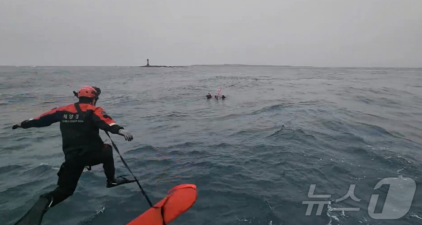 지난 1일 제주 가파도 북동쪽 1.8㎞ 해상에서 다이버 5명이 파도에 떠밀려 표류하다가 해경에 의해 구조되고 있다.(제주해양경찰청 제공. 재판매 및 DB 금지)