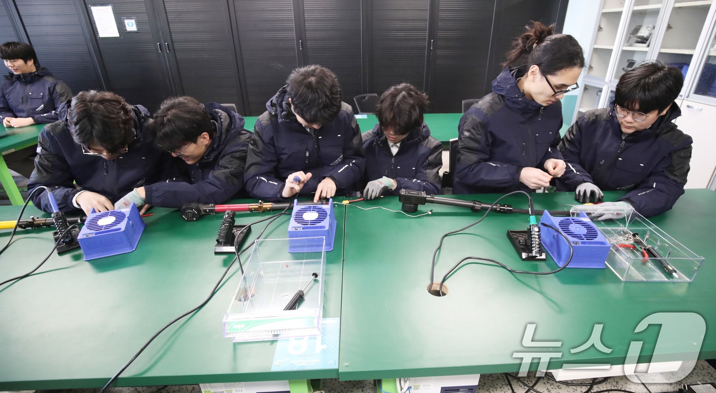 제주 한림공업고등학교에서 전자과 3학년 학생들이 소형무인기 정비 수업 실습을 하고 있다(사진은 기사 내용과 무관함) / 뉴스1 