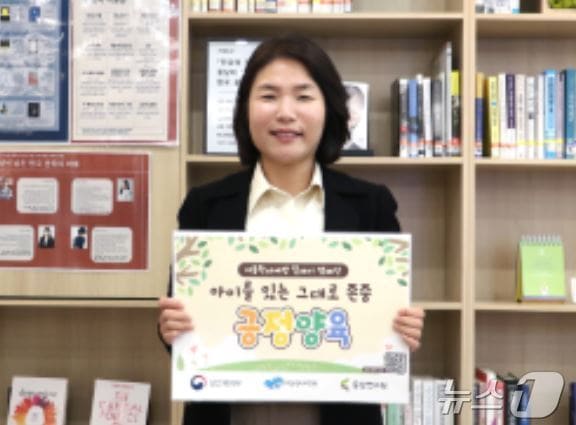 전희경 충남연구원장이 아동학대 예방 릴레이 캠페인에 참여하고 있다. (충남연구원 제공. 재판매 및 DB금지) /뉴스1