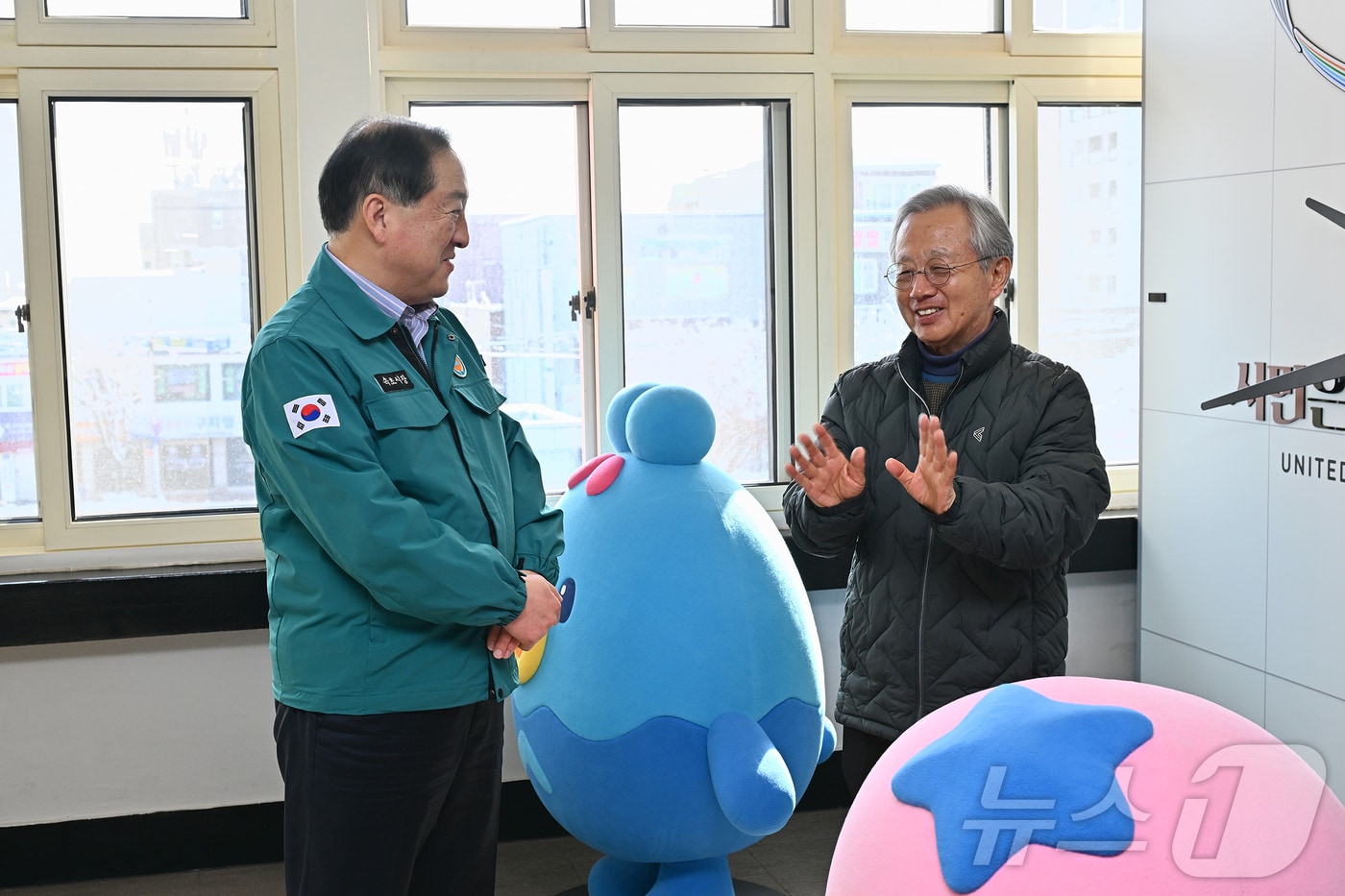 이병선 속초시장(사진 왼쪽)과 서동엽 전 국립경찰병원장.(속초시 제공, 재판매 및 DB 금지) 2025.3.18/뉴스1