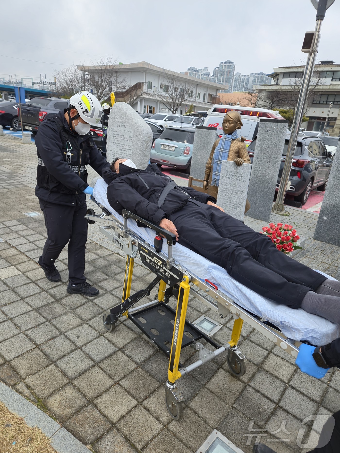최정호 전 전북개발공사 사장이 전북 익산역 앞에서 윤석열 대통령의 파면을 촉구하며 단식 농성을 하다 건강 악화로 병원에 이송되는 모습(더민주전북혁신회의 제공. 재판매 및 DB금지)