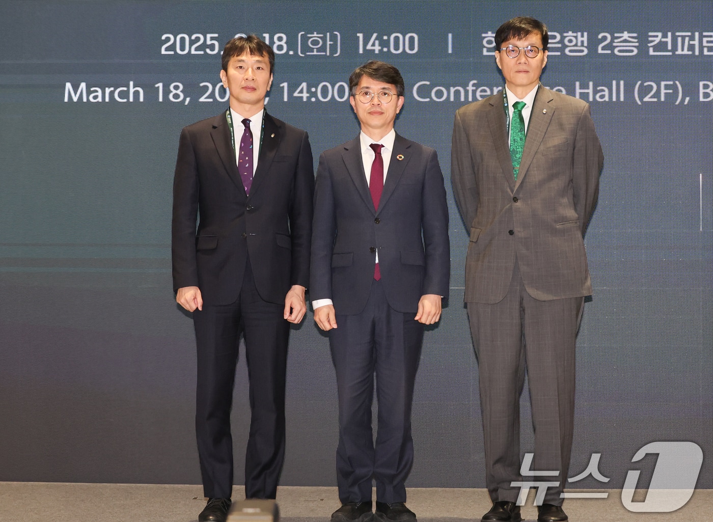 이복현 금융감독원장(왼쪽부터), 김완섭 환경부 장관, 이창용 한국은행 총재가 서울 중구 한국은행 별관에서 열린 '한국은행-금융감독원 공동 기후 금융 컨퍼런스: 기후 스트레스 테스트 결과를 중심으로'에서 기념촬영을 하고 있다. 2025.3.18/뉴스1 ⓒ News1 허경 기자