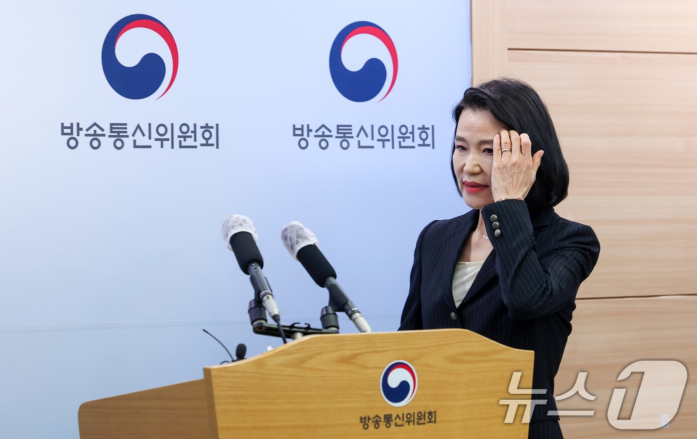 이진숙 방송통신위원장이 18일 경기도 정부과천청사 방송통신위원회에서 방송통신위원회설치운영법(방통위법) 재의 요구 관련 언론 브리핑을 하기 위해 단상으로 향하고 있다2025.3.18/뉴스1 ⓒ News1 김성진 기자