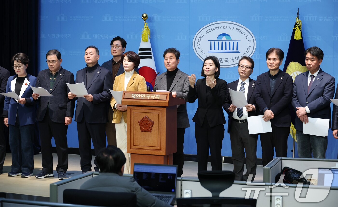 국회 외교통일위원회, 산업통상자원중소벤처기업위원회, 정보위원회 소속 더불어민주당 의원들이 18일 오후 서울 여의도 국회 소통관에서 미국 에너지부가 한국을 ' 민감국가'로 지정한 것과 관련해 합동 기자회견을 하고 있다. 2025.3.18/뉴스1 ⓒ News1 이광호 기자