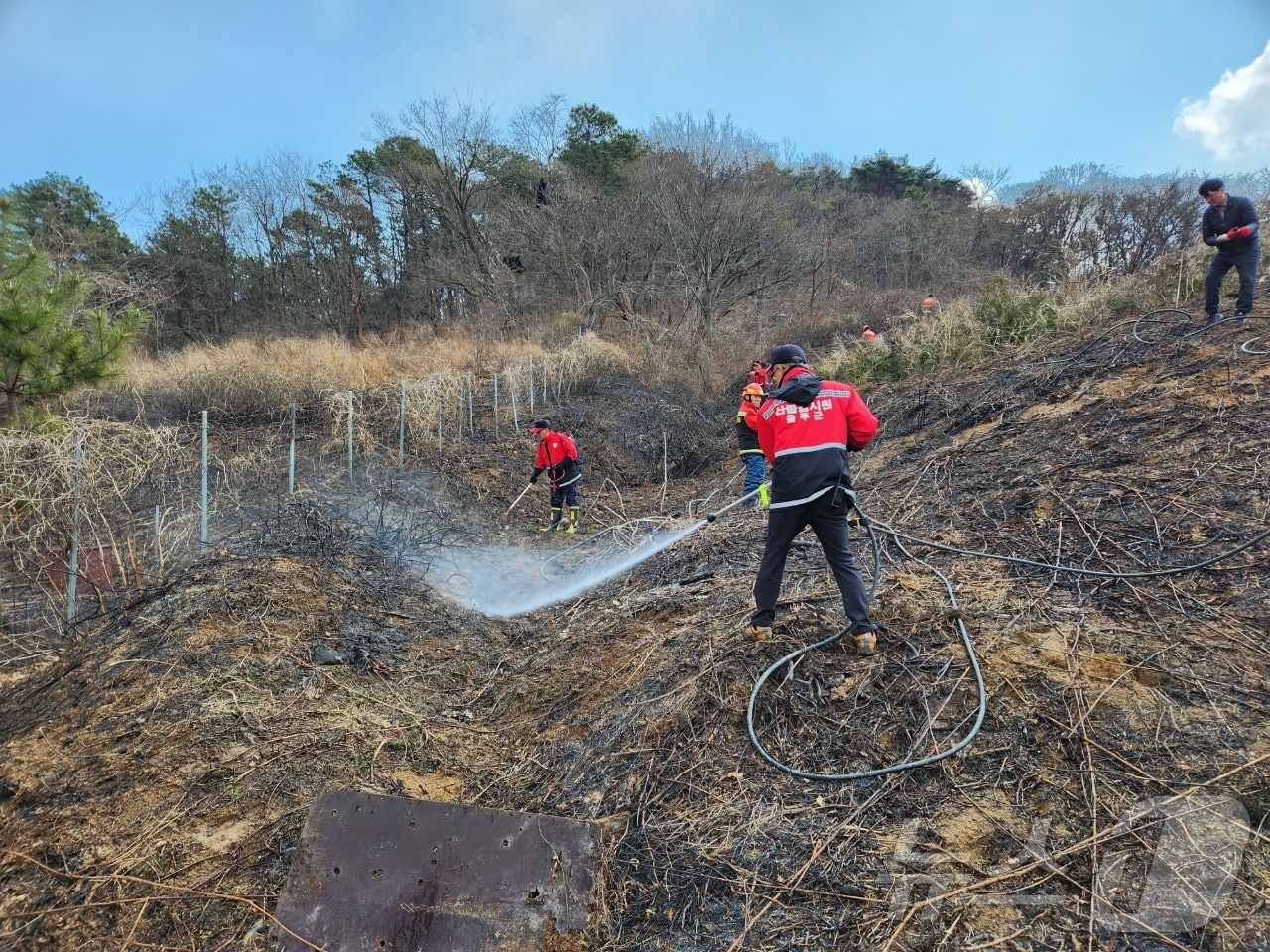 18일 오전 11시 27분께 울산시 울주군 온양읍 발리의 한 야산에서 불이 나 산불진화 대원들이 불을 끄고 있다. (울산시 제공. 재판매 및 DB 금지) /뉴스1