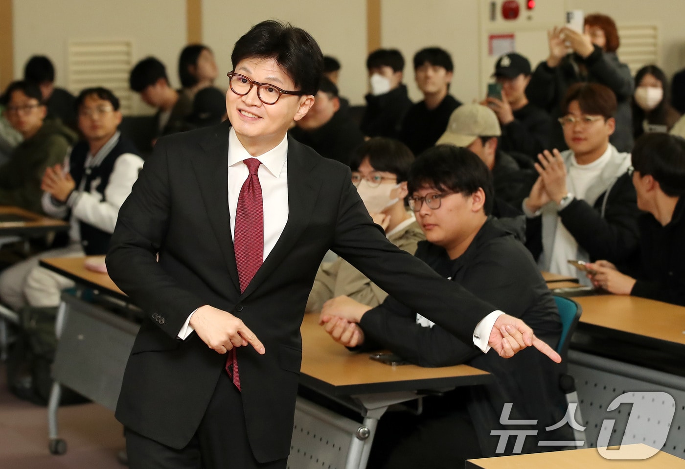 한동훈 전 국민의힘 대표가 18일 오후 대구 북구 경북대에서 '시대를 바꾸자, 개헌'을 주제로 열린 경북대학교 청년 토크쇼에 참석해 자리를 찾고 있다. 2025.3.18/뉴스1 ⓒ News1 공정식 기자