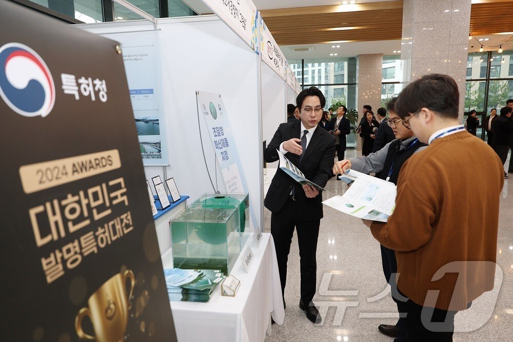 전시 부스에서 참여기업 관계자가 녹조 저감 장치에 관해 설명하고 있다.(한국수자원공사 제공.재판매 및 DB금지)/뉴스1