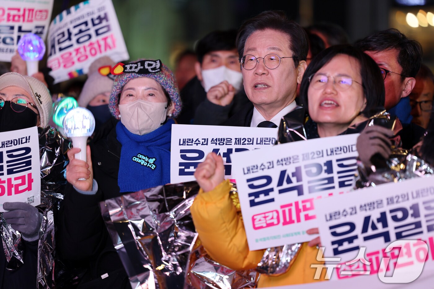 이재명 더불어민주당 대표를 비롯한 참석자들이 18일 오후 광주 동구 5·18민주광장에서 열린 광주비상행동의 '내란수괴 윤석열 즉각파면 긴급 광주시민대회'에서 구호를 외치며 행진하고 있다. 2025.3.18/뉴스1 ⓒ News1 이승현 기자