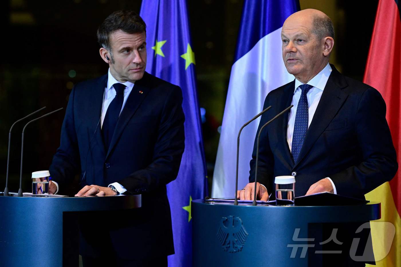 에마뉘엘 마크롱 프랑스 대통령(왼쪽)과 올라프 숄츠 독일 총리가 18일(현지시간) 공동 기자회견을 갖고 있다. 2025.03.18.ⓒ AFP=뉴스1