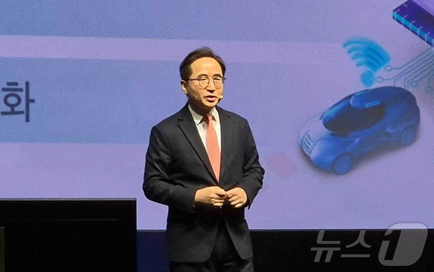 장덕현 삼성전기 대표이사 사장이 19일 서울 서초구 엘타워에 열린 제52기 정기주주총회에서 주주들에게 사업 현황을 설명하고 있다.2025.3.19/뉴스1 ⓒ News1 최동현 기자