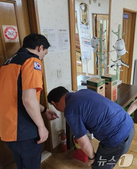 재난안전관-성남시 재난예방시설 지원사업을 통해 소화기를 설치받고 있는 모습. (성남시 제공. 재판매 및 DB금지)