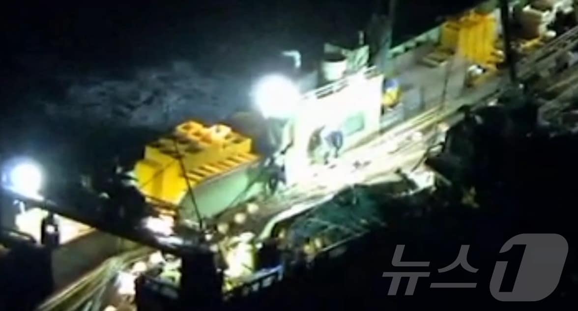 지난달 28일 제주 사수도 남동쪽 약 20.4㎞(11해리) 해상에서 120톤급 여수선적 2척이 불법 조업을 하다 적발됐다.(제주해양경찰서 제공. 재판매 및 DB 금지)