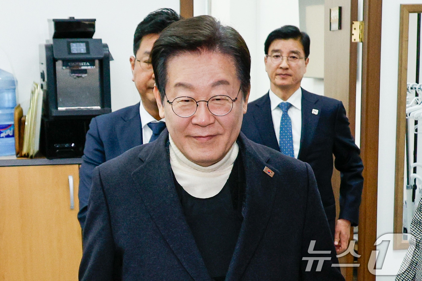이재명 더불어민주당 대표가 19일 서울 여의도 국회에서 비공개 최고위원회의를 마친 후 이동하고 있다. 2025.3.19/뉴스1 ⓒ News1 안은나 기자