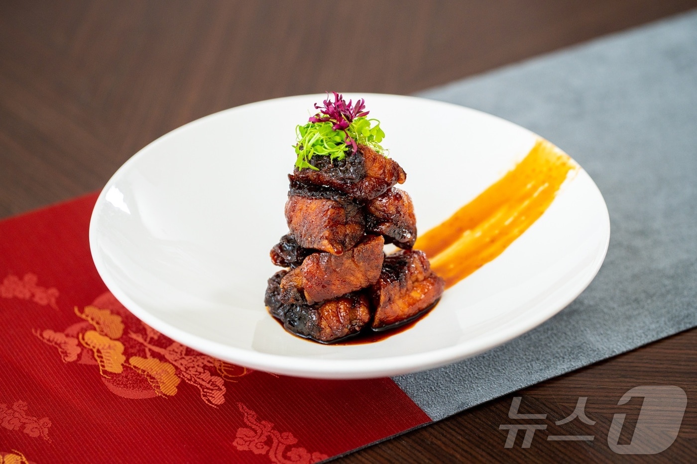 화이양식 훈연 소스 도미튀김(쉐라톤 그랜드 인천 호텔 제공) / 뉴스1