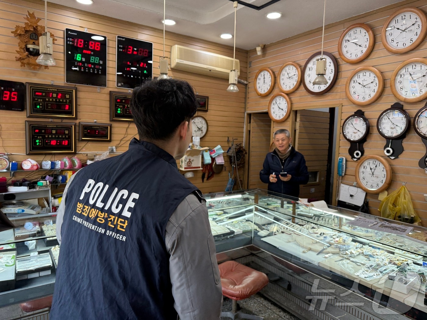 전북경찰청이 오는 24일까지 도내 금은방 352개 업체를 대상으로 방범진단을 집중 실시한다고 19일 밝혔다.&#40;전북경찰 제공. 재판매 및 DB금지&#41; 