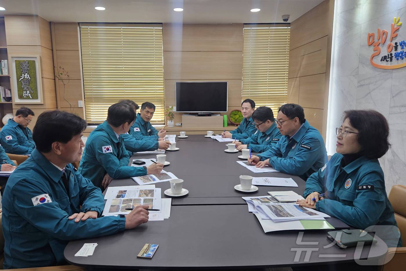 이미라 산림청 차장(맨 오른쪽)이 안병구 밀양시장(맨 왼쪽)과 소나무재선충병 특별방제구역 총력방제를 위한 대책을 논의하고 있다.(산림청 제공. 재판매 및 DB금지)/뉴스1