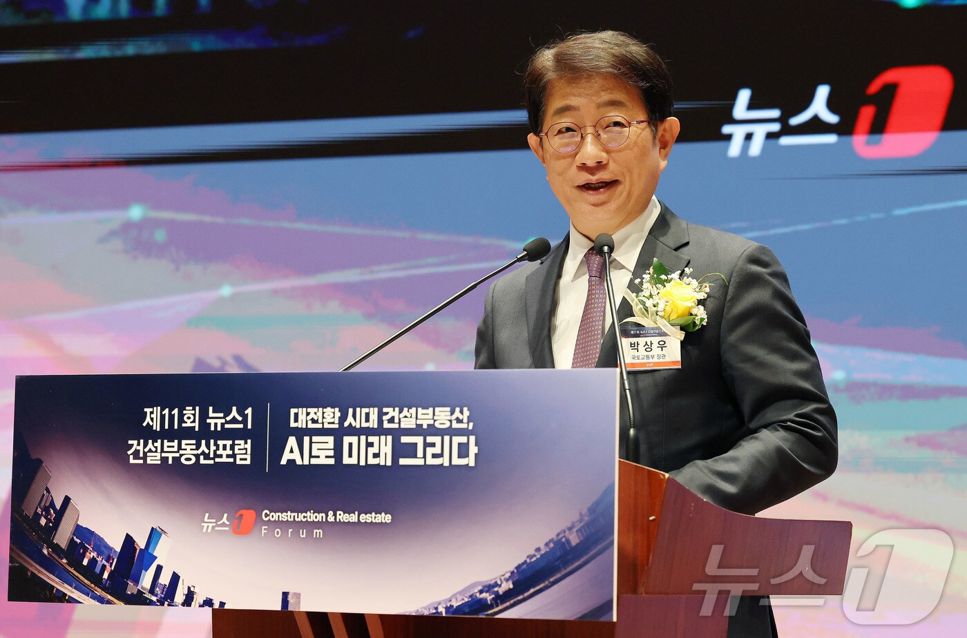 박상우 국토교통부 장관이 19일 서울 여의도 한국거래소에서 열린 제11회 뉴스1 건설부동산포럼에서 축사를 하고 있다. 올해로 11회를 맞이한 이번 뉴스1 건설부동산포럼은 ‘대전환 시대 건설부동산, AI로 미래 그리다’를 주제로 열렸다. 2025.3.19/뉴스1 ⓒ News1 박세연 기자