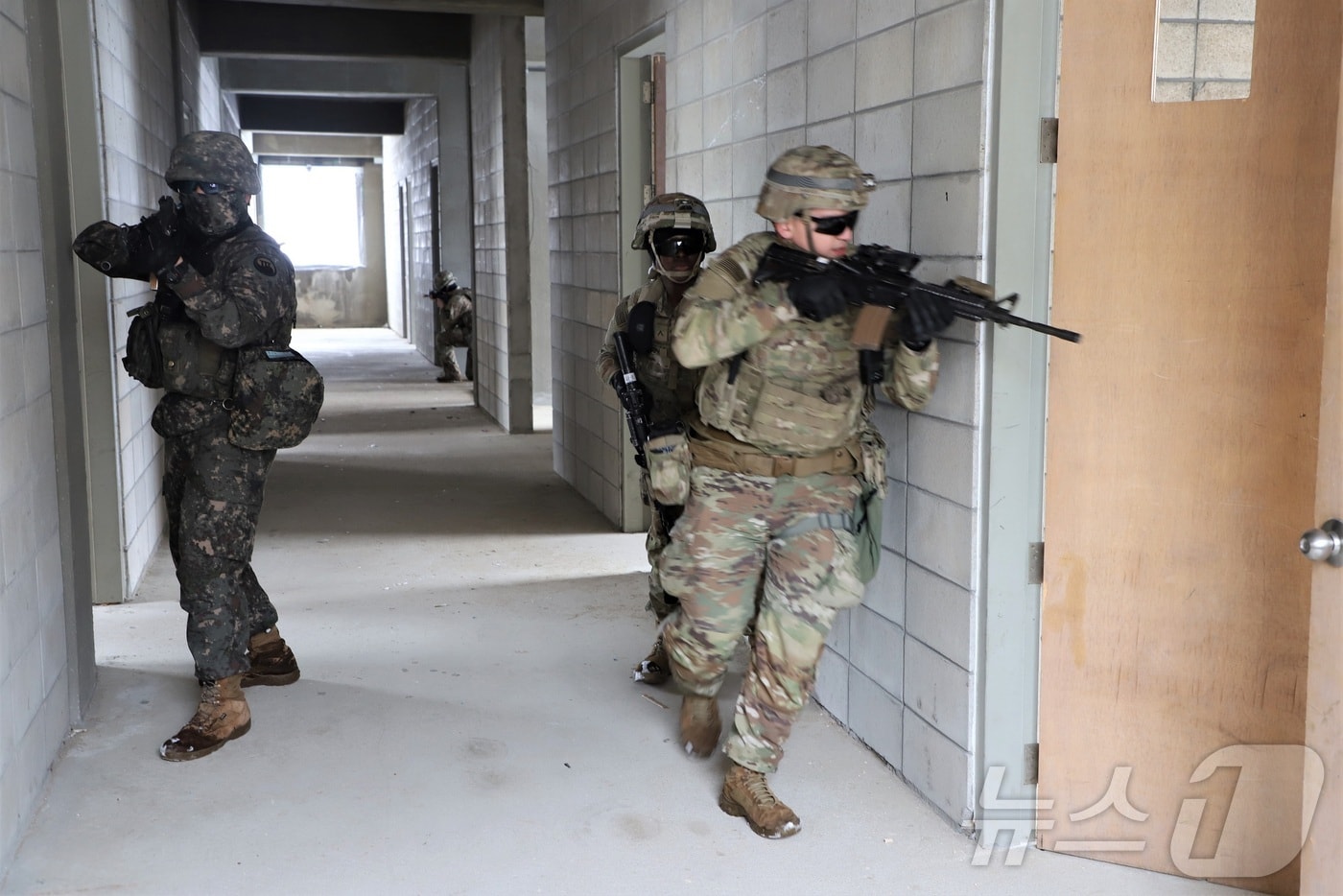 연합 EHCT팀이 EH/IED가 설치된 건물 내부를 수색·정찰하고 있다.(3공병여단 제공, 재판매 및 DB금지)