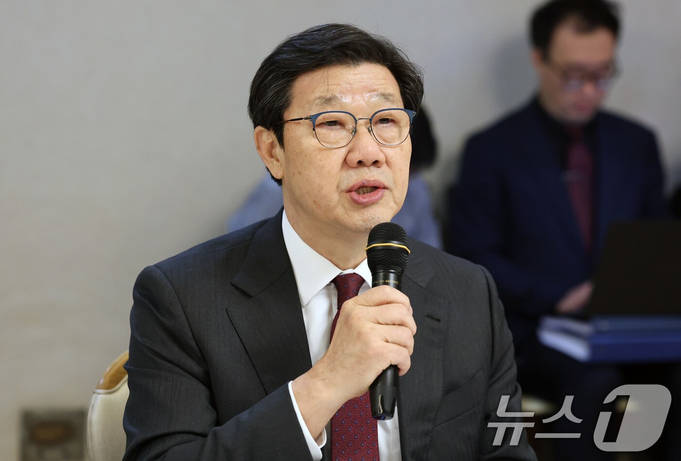 노연홍 의료개혁특별위원회 위원장이 19일 서울 종로구 정부서울청사에서 열린 제8차 의료개혁특별위원회 회의에서 모두발언을 하고 있다. 2025.3.19/뉴스1 ⓒ News1 임세영 기자