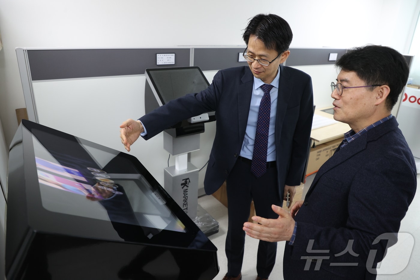 백승보 조달청 차장(왼쪽)이 ’3D 홀로그램 터치 비전‘ 혁신제품 기업인 마케톤 주식회사를 방문해 현장을 점검하고 있다.(조달청 제공.재판매 및 DB금지)/뉴스1 