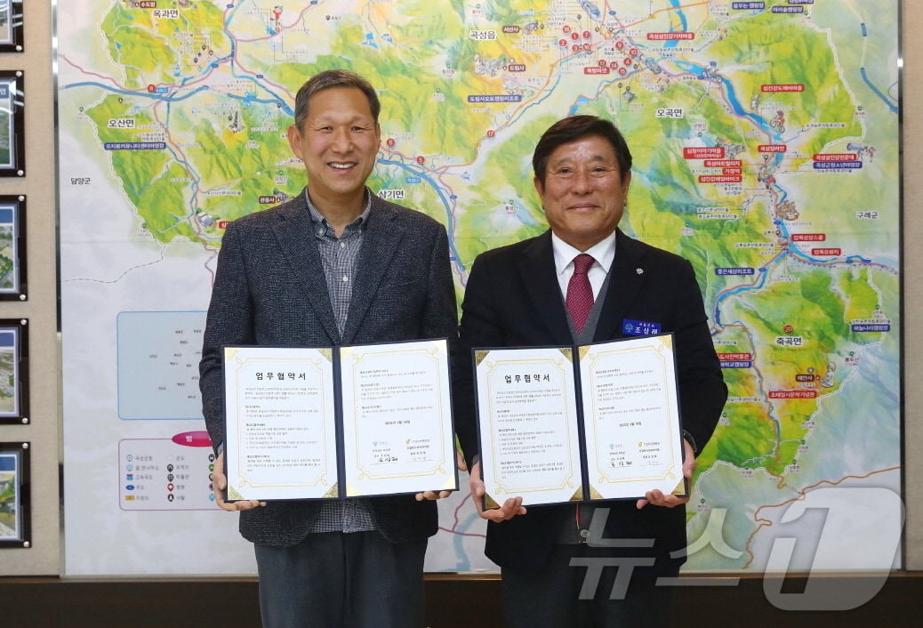 전남 곡성군은 19일 전북 남원시에 있는 친절한신경외과의원과 의료 지원을 위한 업무협약을 체결하고 기념사진을 찍고 있다.(곡성군 제공. 재판매 및 DB 금지)