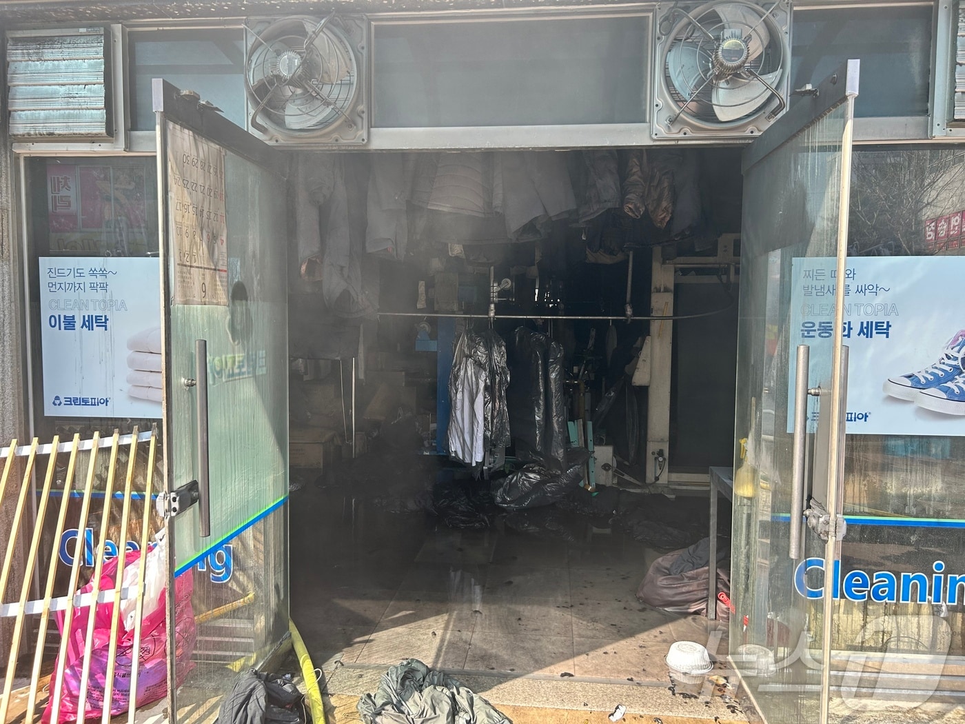 19일 오후 2시 34분쯤 광주 광산구 우산동의 한 세탁소에서 불이 나 내부가 그을리거나 불에 탄 모습. (광주 광산구 제공. 재판매 및 DB 금지)