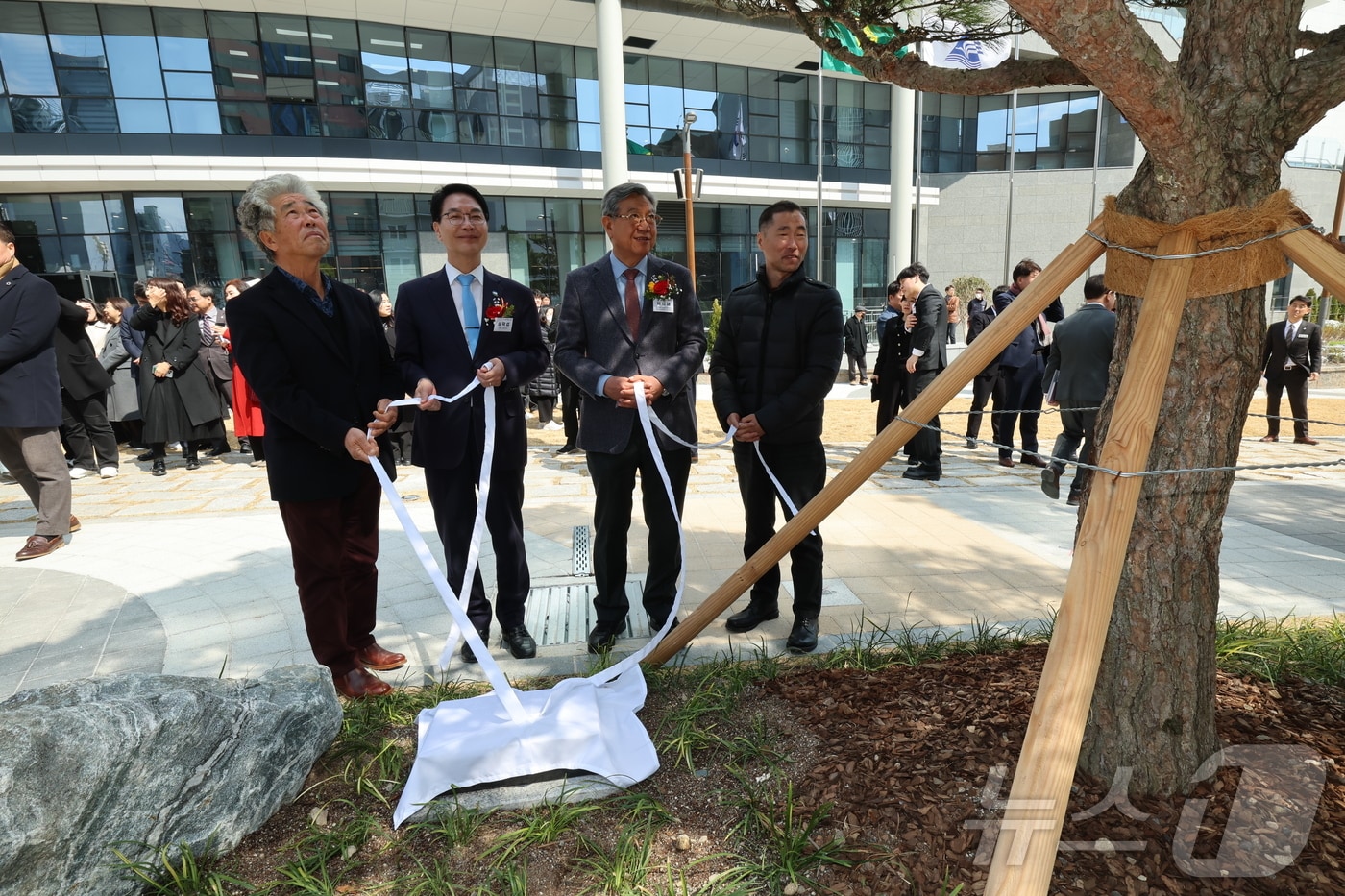 고창군이 19일 자매결연도시인 부산광역시 동래구의 신청사 개청식에 참석해 축하의 뜻을 전하고, 두 도시 간의 교류와 협력을 강화하기로 약속했다. 장준용 동래구청장, 심덕섭 고창군수 등이  동래구청 신청사에서 기념식수하고 있다.(고창군 제공. 재판매 및 DB금지)
