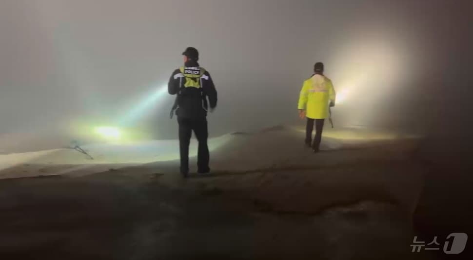 지난 1일 오후 8시 45분쯤 전남 해남의 한 양식장 갯벌에서 작업하던 60대 부부가 실종돼 해경이 수색작업을 벌이고 있다. (완도해경 제공. 재판매 및 DB금지)2025.3.2/뉴스1