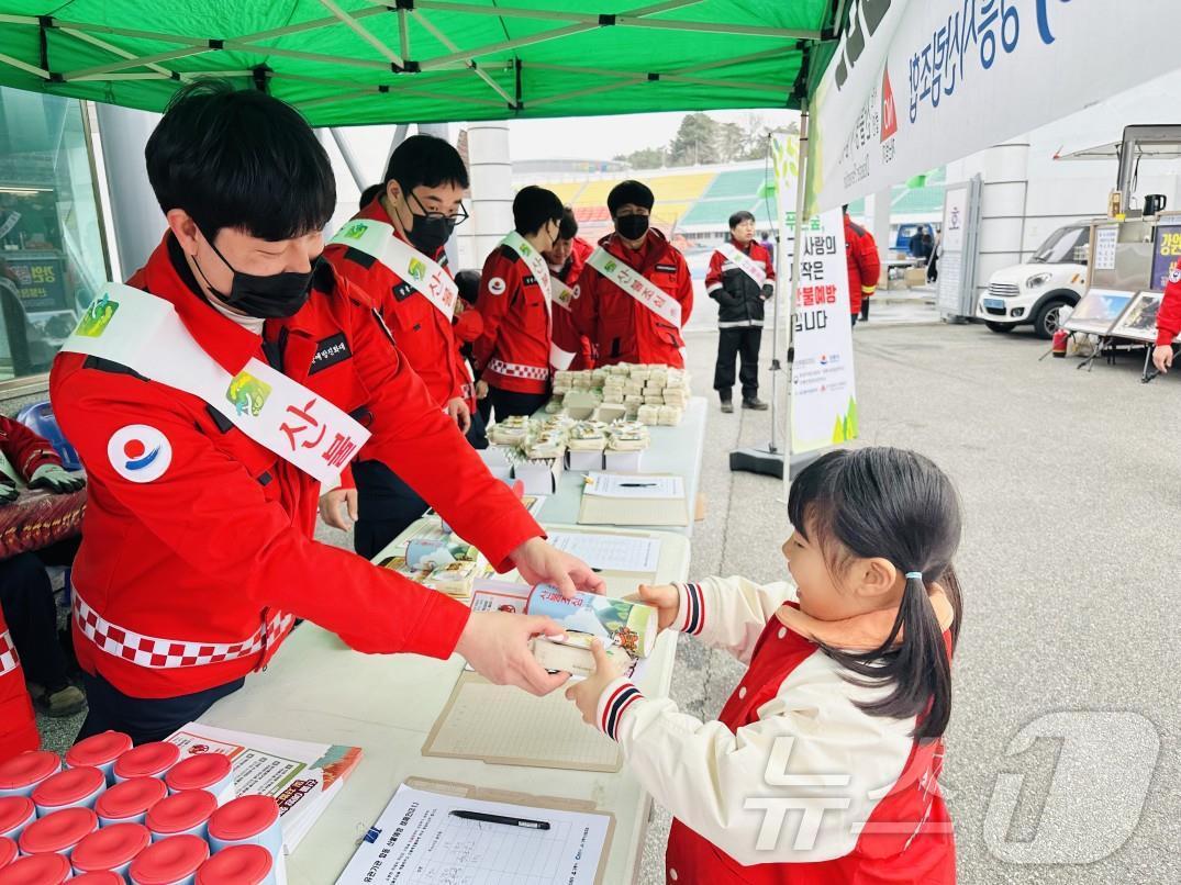 강원도는 봄철 산불 조심 기간(1월 24일~5월 15일)을 맞아 춘천과 강릉에서 산불예방 홍보 캠페인을 실시했다.(강원도 제공, 재판매 및 DB 금지) 2025.3.32/뉴스1