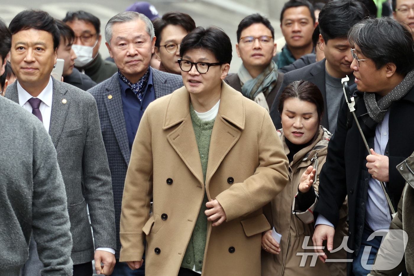 한동훈 전 국민의힘 대표가 2일 오후 서울 종로구 나온 씨어터에서 제2연평해전을 다룬 공연 '바다는 비에 젖지 않는다'를 관람하기 위해 이동하며 지지자들과 인사를 하고 있다. 2025.3.2/뉴스1 ⓒ News1 김명섭 기자