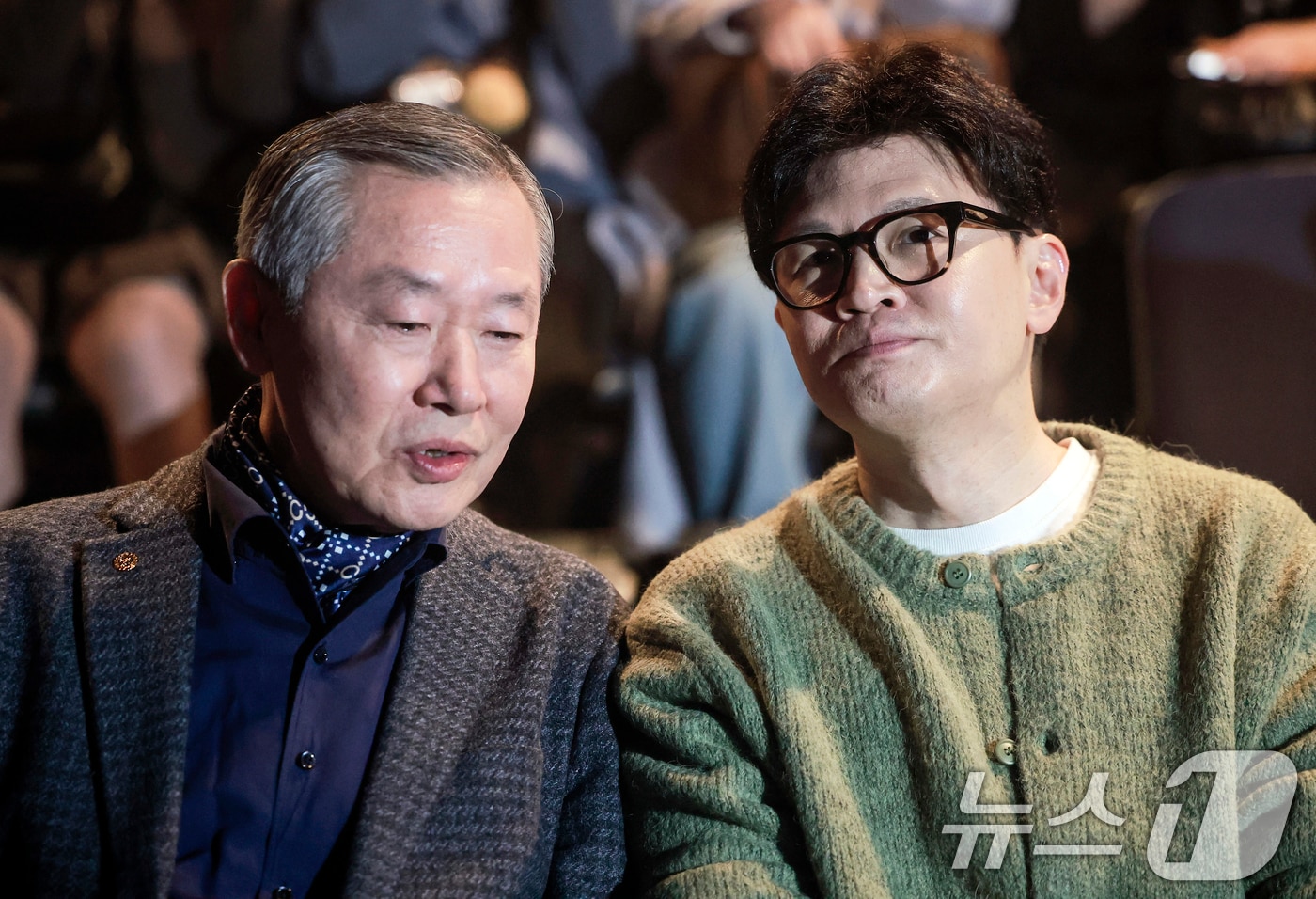 한동훈 전 국민의힘 대표가 2일 오후 서울 종로구 나온 씨어터에서 제2연평해전을 다룬 공연 '바다는 비에 젖지 않는다'를 관람하기 앞서 윤종성 전 국방부 천안함조사단장과 대화를 나누고 있다. 2025.3.2/뉴스1 ⓒ News1 김명섭 기자