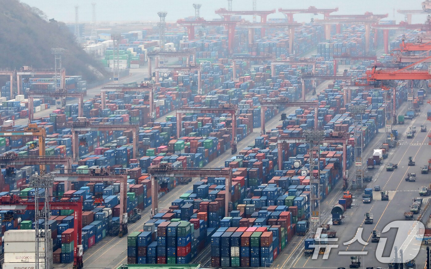 2일 부산항 신선대부두에 컨테이너가 가득 쌓여 있다. 2025.3.2/뉴스1 ⓒ News1 윤일지 기자