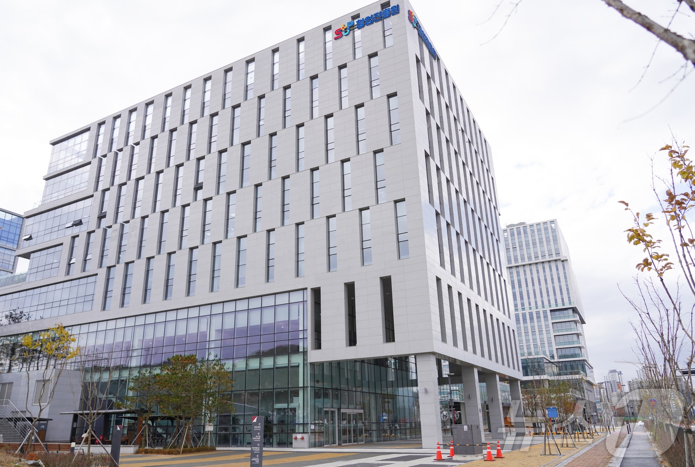 창업진흥원, 'EWC 2025' 참여 창업기업 모집...30일까지 - 뉴스 썸네일 이미지