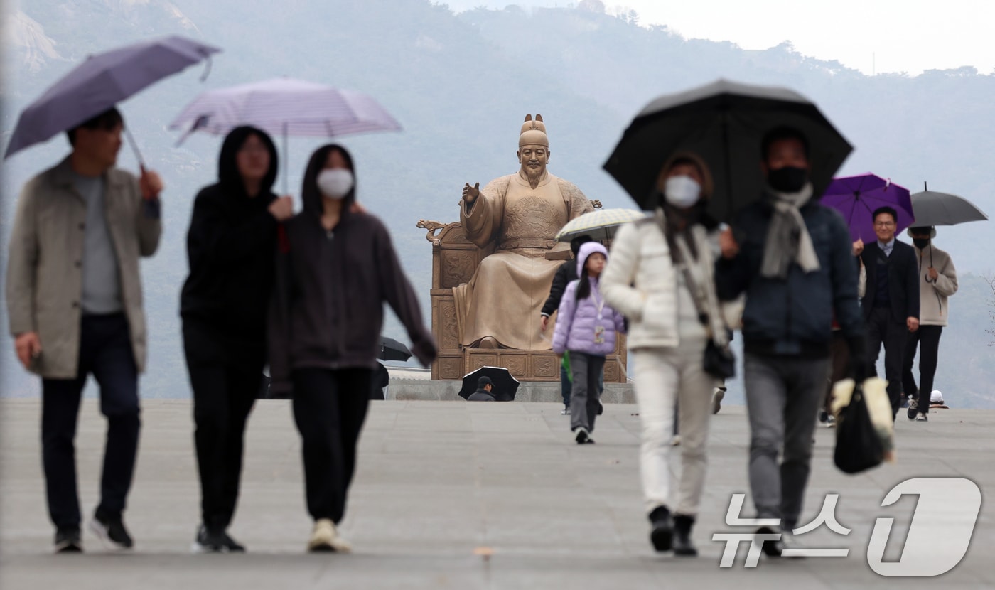 시민들이 우산을 쓰고 있다. (사진은 기사 내용과 무관함) / 뉴스1 ⓒ News1